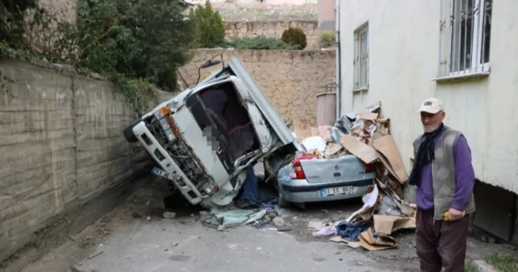 Kamyonet otomobilin üzerine düştü