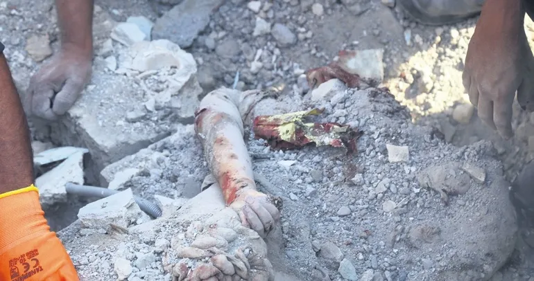 Ateş bölgeyi sarmaya devam ediyor