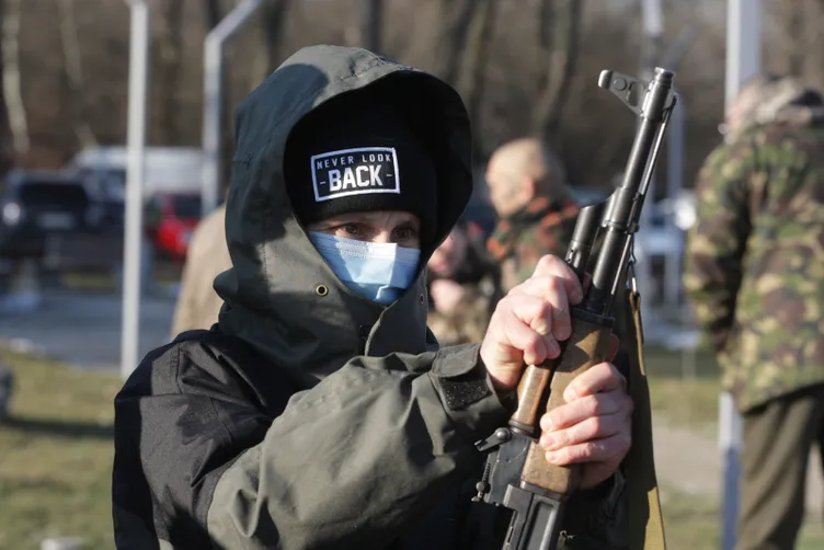 Ukrayna’da savaş hazırlığı! Rusya işgaline hazırlanan siviller böyle görüntülendi