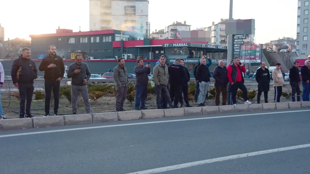 Freni patlayan kamyon TIR’a arkadan çarptı, şoför araçta sıkıştı