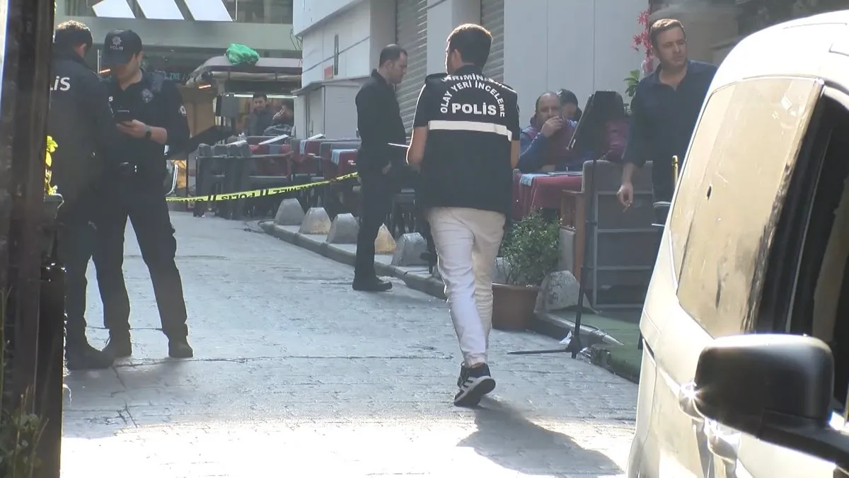 İstiklal Caddesi’nde silahlı kavga: Korkutan olay kamerada! 2 yaralı İstiklal Caddesi’nde silahlı kavga: Korkutan olay kamerada! 2 yaralı