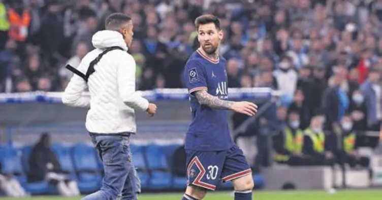 Sahaya giren taraftar Messi’yı durdurdu