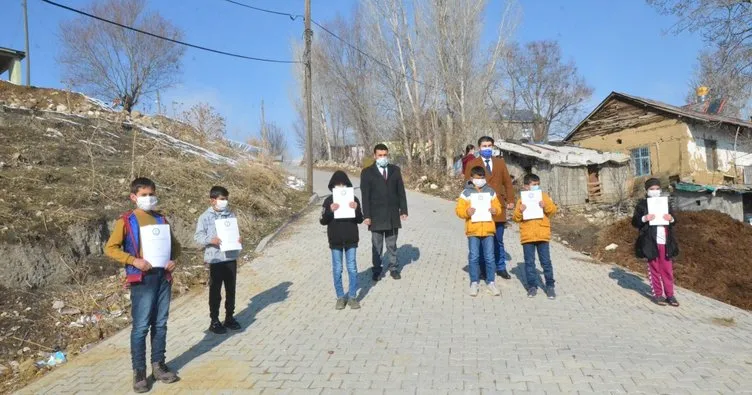 Köy köy dolaşarak çocuklara kitap dağıtmaya devam ediyorlar