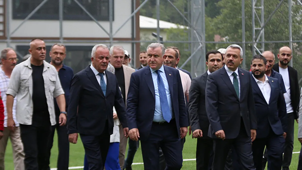 Gençlik ve Spor Bakanı Osman Aşkın Bak, İkizdere İlçe Stadı'nda incelemelerde bulunuyor.