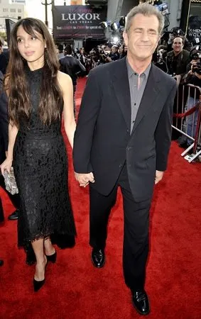 Mel Gibson genç sevgilisiyle!