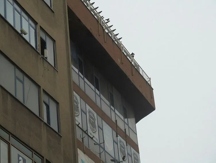 6 katlı binadan ölüme böyle atladı!