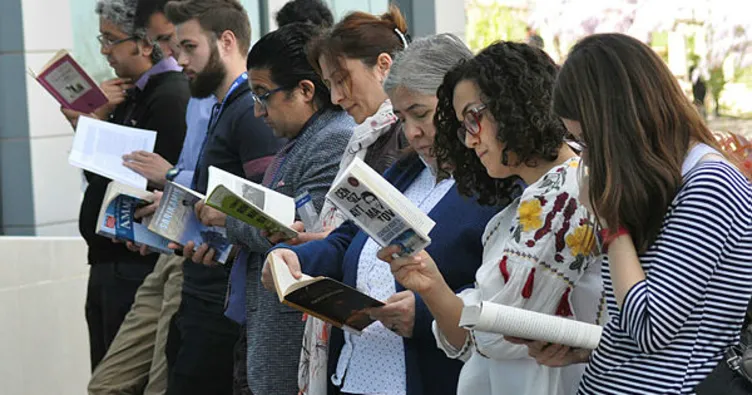 Sessizce kitap okuyarak, dikkat çektiler