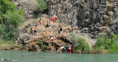 Tunceli’de plaj keyfi! Halk Munzur ve Pülümür çaylarında yüzerek serinliyor