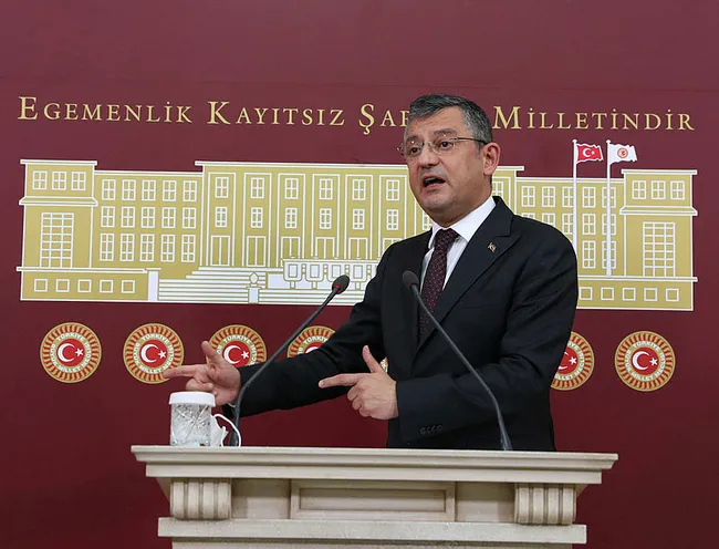 chpdeki-koltuk-savasinda-yeni-gelisme-ozgur-ozel-ilan-etti-ben-de-buradayim-adayim-1686689116635.jpg CHP'deki koltuk savaşında yeni gelişme! Özgür Özel ilan etti: Ben de buradayım, adayım