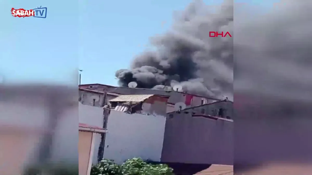 Avcılar’da 5 katlı binanın çatısında çıkan yangın 2 daireye sıçradı | Video videosunu izle Avcılar’da 5 katlı binanın çatısında çıkan yangın 2 daireye sıçradı | Video videosunu izle