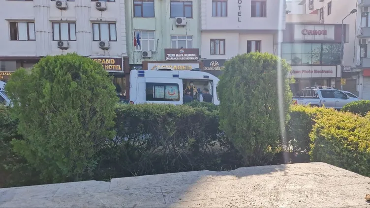 Küçük çocuk, mendil satarken köpek tarafından ısırıldı