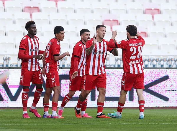 sivasspor-pendikspor-engelini-rahat-gecti-1791561119505.jpeg