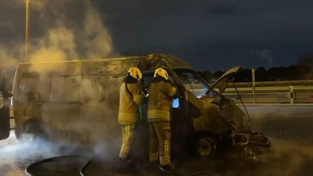 TEM Otoyolu’nda minibüs alev alev yandı