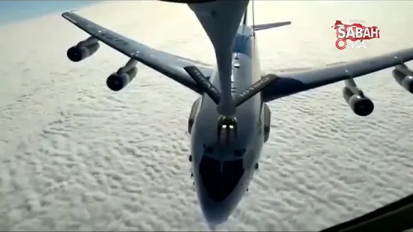 KC-135R tanker uçağı tarafından Romanya üzerinde E-3A AWACS uçağına yakıt ikmali yapıldı | Video
