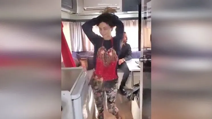 Çukur dizisi oyuncuları Damla Sönmez ve Erkan Kolçak Köstendil'in oryantal dans videosu sosyal medyada olay oldu