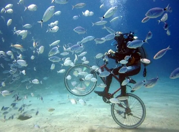 Dalgıçların deniz dibinde bisiklet keyfi