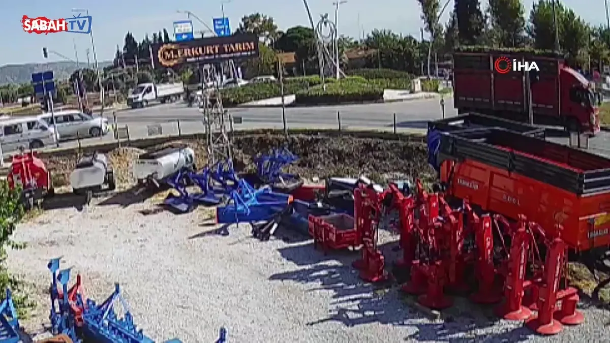 Kamyonetin altında kalmaktan son anda kurtuldu! O anlar kamerada | Video
