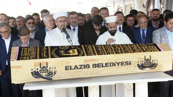 cumhurbaskani-yardimcisi-cevdet-yilmaz-ak-parti-elazig-eski-milletvekili-tahir-ozturkun-cenaze-torenine-katild-1696506796110.jpg