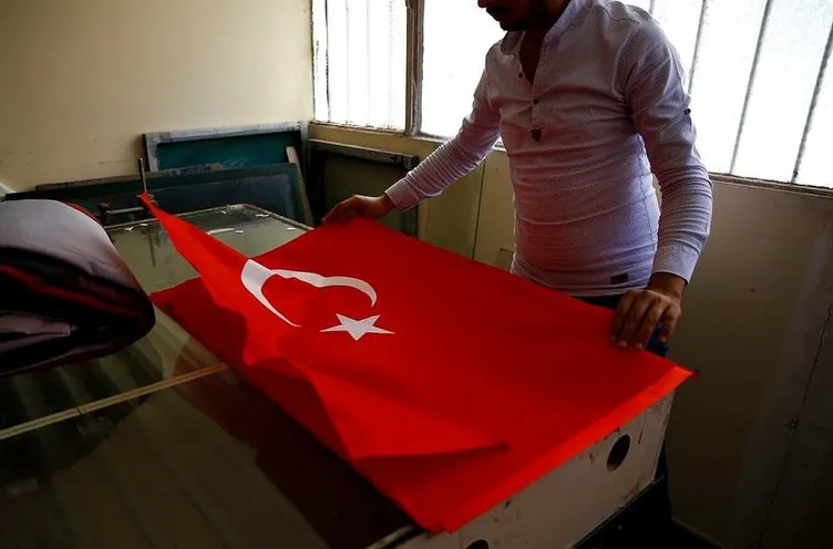 Türk bayraklarına talep arttı, kumaş yetişmiyor