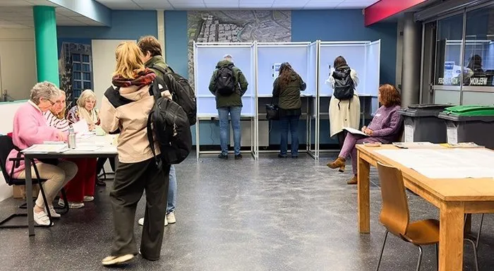 Hollanda’da erken seçim: Aşırı sağ gerilerken merkez partiler güç kazandı