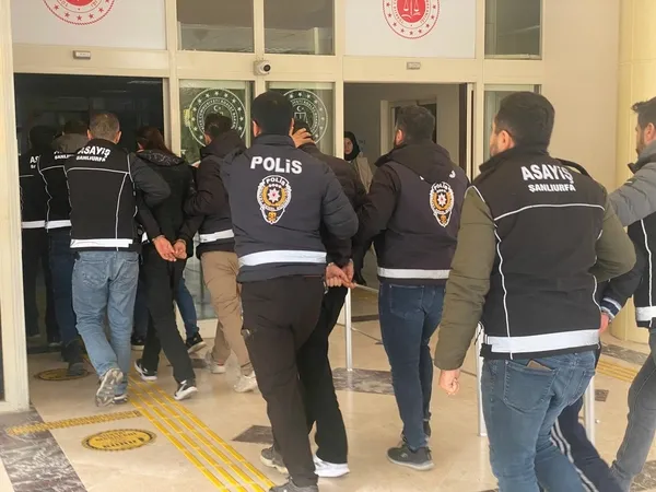 sanliurfada-silahli-saldiri-suphelileri-adliye-sevk-edildi-1765267753877.jpg