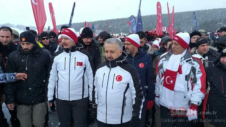 Soğuğa ve kara aldırış etmeyen binlerce kişi Sarıkamış Şehitleri'ni anmak için yürüdü