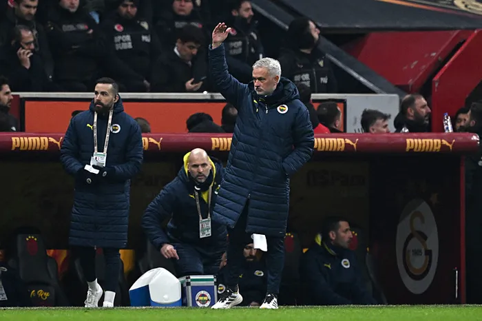 son-dakika-haberi-galatasaray-fenerbahce-derbisinin-cezalari-aciklandi-iste-mourinho-ve-okan-buruka-verilen-ce-1740682911602.jpeg