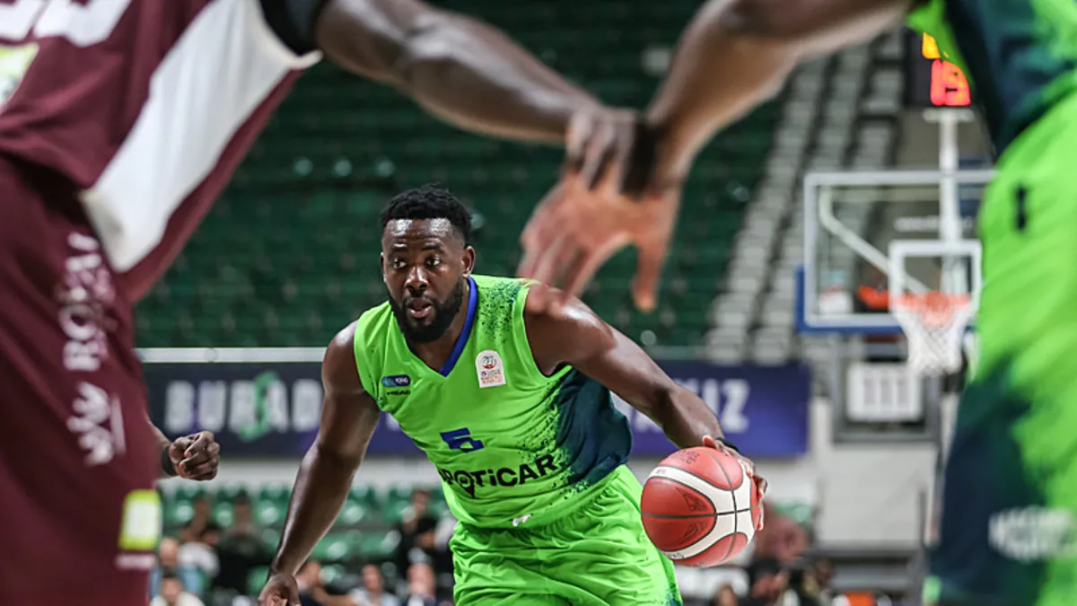 Tofaş, Pizzabulls Bordo Bandırma'yı son saniyede 90-89 mağlup etti
