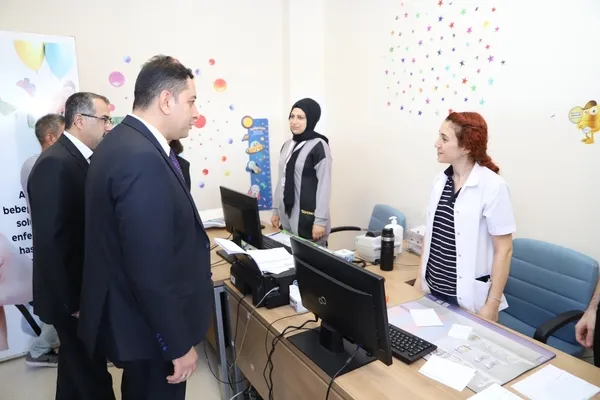saglik-muduru-solmaz-hilvan-da-saglik-tesislerini-ziyaret-etti-1696494118055.jpg