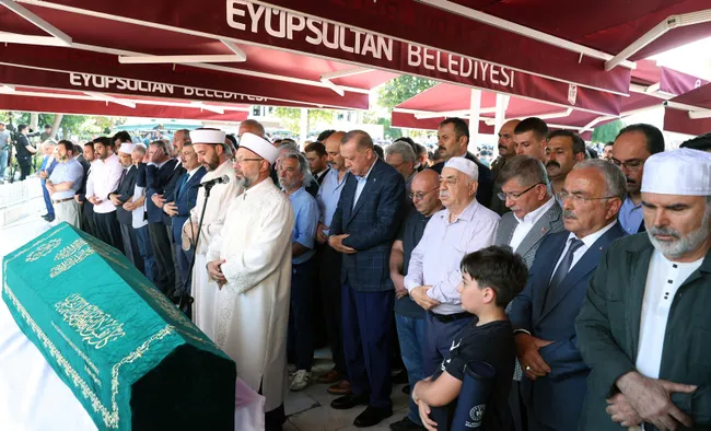 medeniyet-davasinin-abide-ismi-rasim-ozdenorene-veda-1658676769091.jpg