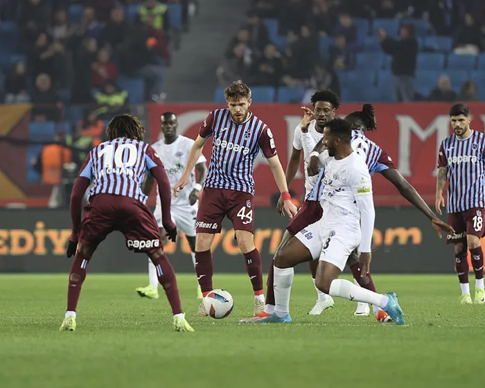 son-dakika-trabzonspor-kasimpasa-macinda-inanilmaz-son-gol-duellosunda-kazanan-yok-1733511577561.jpeg