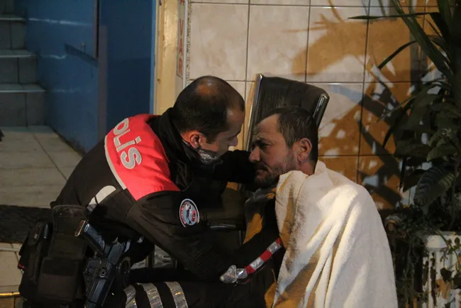 antalyada-akilalmaz-olay-banyo-sirasi-yuzunden-bogazindan-bicakladi-1642791494370.jpg