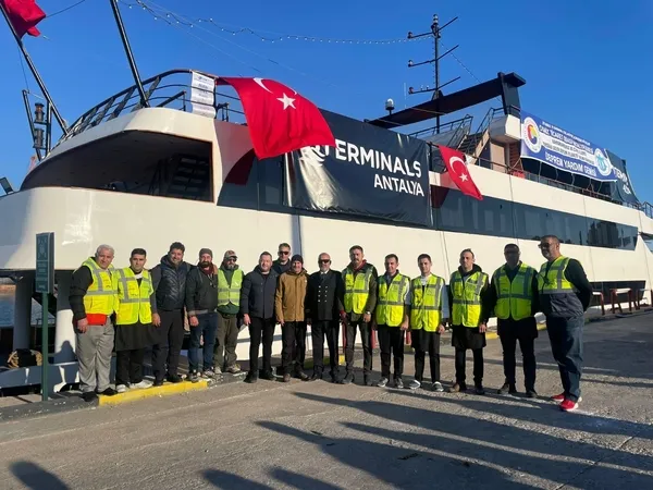 yardim-gemisi-antalya-limanindan-yola-cikti-1676102285675.jpg