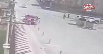 Motosiklet ile otomobil böyle çarpıştı: Sürücüsü kask sayesinde kurtuldu | Video