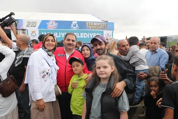cig-kofteli-teknofest-kutlamasi-robot-canikman-ile-halay-cektiler-1790958623200.jpg