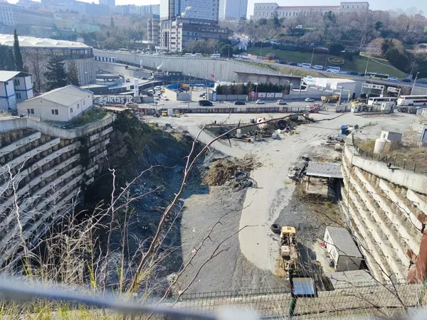 istanbul-trafigini-rahatlatacak-proje-kaderine-terk-edildi-atil-birakilan-levazim-tuneli-curumeye-basladi-1644927272016.jpg Ekrem İmamoğlu'nun kararıyla kaderine terk edilmişti... Levazım Tüneli çürümeye başladı