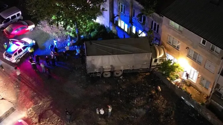 Bursa’da dehşet anları! Freni boşalan kamyon eve girdi…