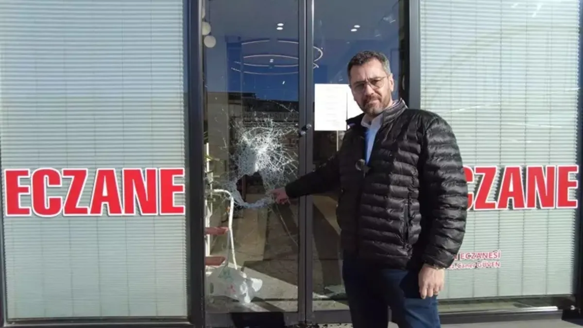 Camını kırdığı eczaneyi yakmaya çalıştı: O eczacı gözaltına alındı! Camını kırdığı eczaneyi yakmaya çalıştı: O eczacı gözaltına alındı!