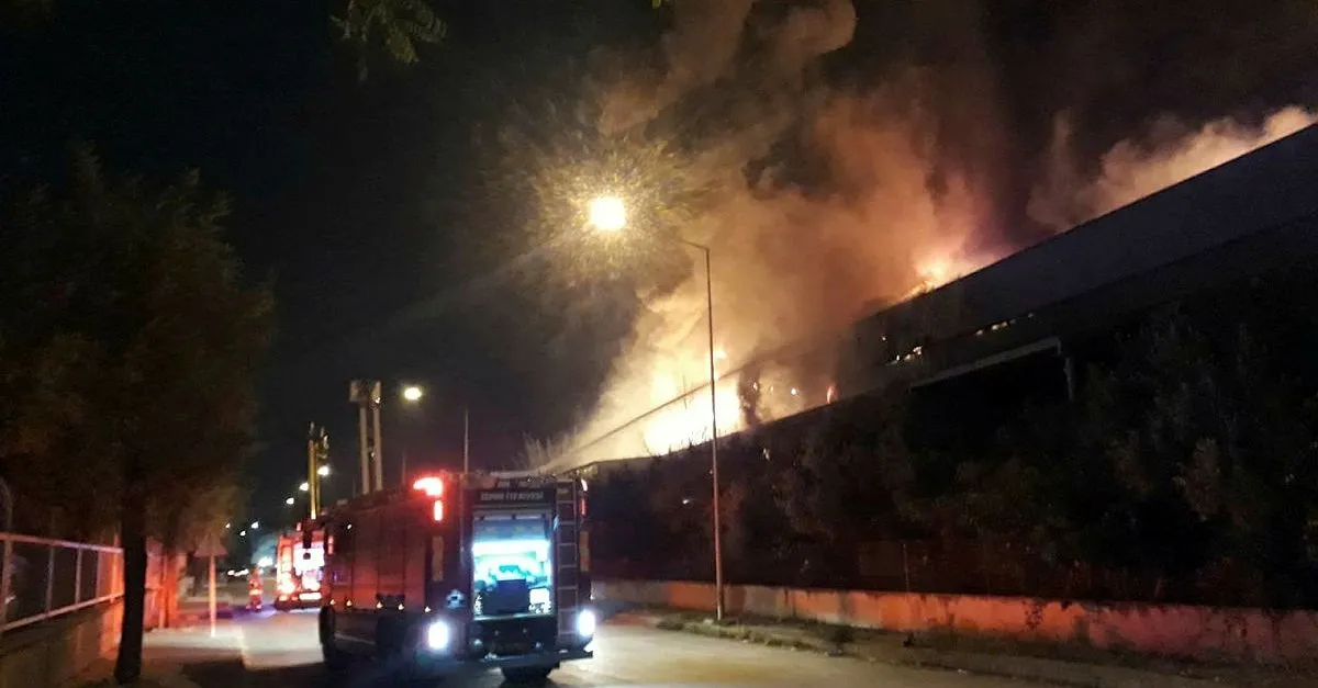 Son Dakika Izmir Cigli Ataturk Organize Sanayi Bolgesinde Korkutan Yangin Son Dakika Haberler