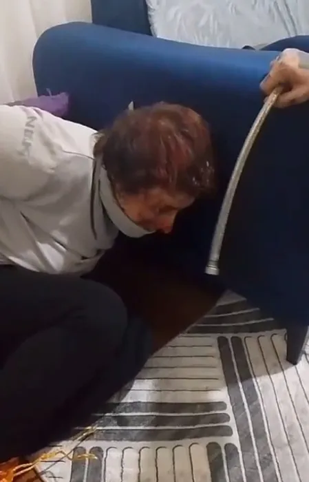 Alıkoyup, darp edip, fotoğraf çekmişlerdi: O anları sosyal medyada paylaşan 2 şüpheli tutuklandı!