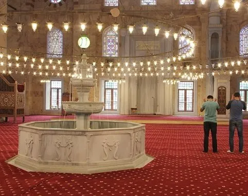 29 yılda tamamlanan yığma taş camide ilk ramazan