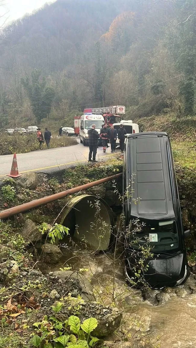 sakaryada-korkutan-kaza-turistleri-tasiyan-minibus-dere-yatagina-uctu-3-yarali-1733919038124.jpg