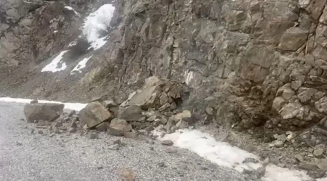erzincanda-49-buyuklugundeki-deprem-sonrasi-dikkat-ceken-goruntu-dev-kaya-parcalari-yola-savruldu-1770444441151.jpg