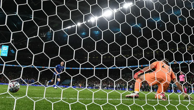euro-2020de-ilk-finalist-italya-oldu-jorginhonun-penaltisi-cok-konusuldu-1625634400702.jpg