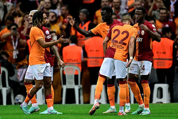 bayern-munih-maci-oncesi-sok-sakatlik-muslera-devam-edemedi-1699038572992.jpg