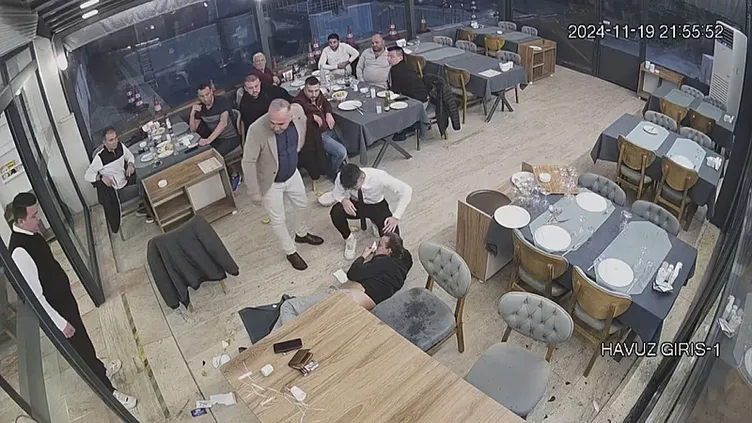 CHP’li Meclis üyesi gazeteciyi öldüresiye dövdü! Saldırı anı güvenlik kameralarına yansıdı