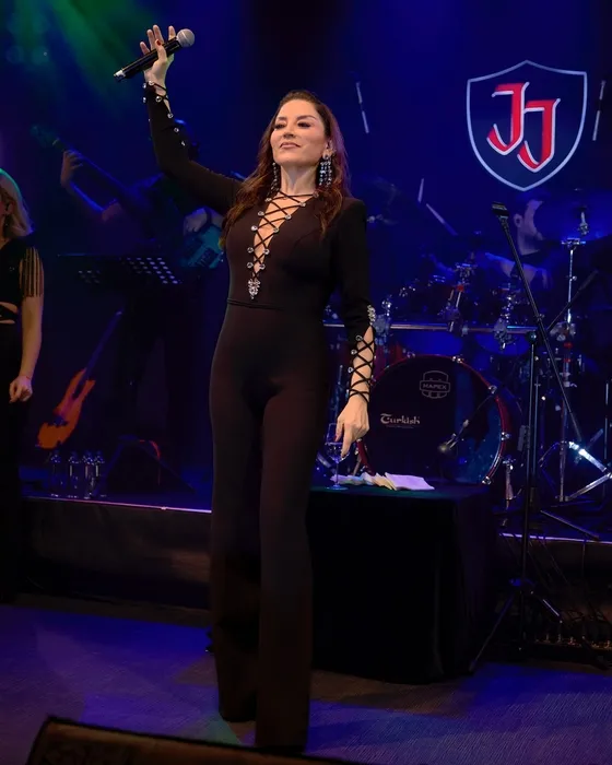 54 yaşında genç kızlara taş çıkarttı! Aşkın Nur Yengi’nin sahne kıyafeti olay oldu!