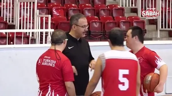 Bakan Kasapoğlu down sendromlu milli sporcular ile basketbol oynadı | Video
