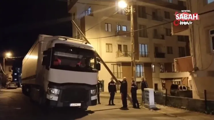 Sancaktepe'de yanlış yola giren tır ortalığı birbirine kattı | Video
