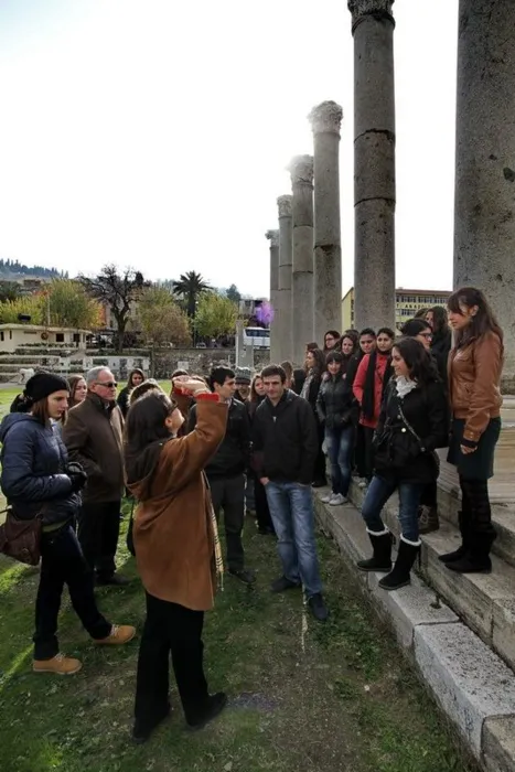 Gençler, İzmir’i gezerek öğreniyor